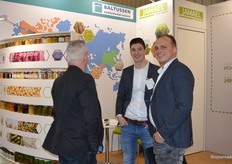 Luuk Walraven (midden, Baltussen Konservenfabriek) praat bij met Koen Smedts van Laarakker BIO.