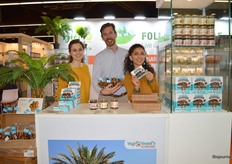 Proeven van de biologische dadels en dadelpasta's van Yogi & Yousef's kon bij Debbie Tijsterman, Jochem Geheniau en Arez Hama. Arez: "We hebben al ontzettend veel aanvragen voor onze dadelpasta gekregen."