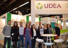Namens Udea poseren van links naar rechts: Remko Hartveldt, Susanne van den Brandt, Marco Mulder, Christianne de Kort, Jeroen Blommendaal, Hilde Weijs, Charlotte van Kessel, Stephan Blommendaal, Vivian Bakker, Mylène van Ark en Anne van Woudenberg. Op de foto ontbreekt alleen Steven IJzerman.