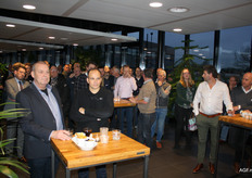 Veel animo voor de borrel in de opgeknapte corridor van Best Fresh