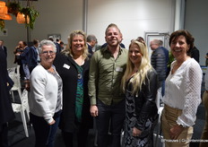 Ingrid, Wendy, Kayleigh en Barbara Ammerlaan, met in het midden Dennis van Wingerden.
