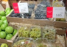 In Moskou bezochten we nog een supermarkt. De volgende foto's laten het assortiment zien.De koers van de roebel was op dat moment ongeveer 70 roebels in 1 euro.