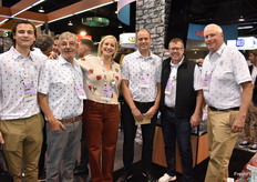 Zachary, Ron, Sarah, Chris, Paul en Charles met North Bay Produce.