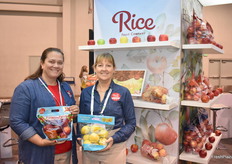 Alexandra Roberts en Jill Hughey met Rice Fruit beurs Crimson Crisp en Lemonade appels.