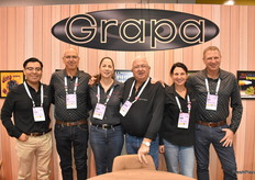 Team Grapa Global lacht voor een foto.