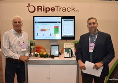 Dave Giannini en Anthony Crisci van Apeel Sciences tonen de RipeTrack™ technologie van het bedrijf.