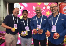 Richard Goodman, Ray Pena, Ricardo Roggiero en Jose Roggiero van Freshway Produce hebben verschillende soorten dragonfruit en guave in de dop uitgestald.