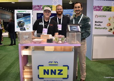 Steve Greenfield, Ryan Sorensen en Patrick Booth van NNZ promoten hun Q-Bic™ verpakkingsoplossing die veel ruimte bespaart.