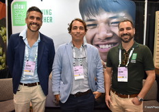 Alonso Salcedo del Pozo, Mario Vidaurre Fox en Nelson Vidaurre Fox met Anawi USA, teler van gember in Peru.