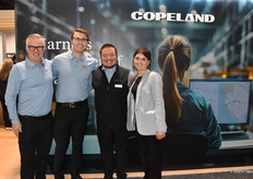 Het team van Copeland is trots op hun stand, die is gemaakt met duurzame materialen. Van links naar rechts staan Gerd Uitdewilligen, Dan Knauer, Daniel Cobos en Megan Pavik.