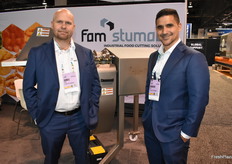 James Allinen en Andrew Idavoy van FAM Stumabo staan bij een 3D snijmachine die ontworpen is voor gemiddelde tot hoge capaciteitsbehoeften.