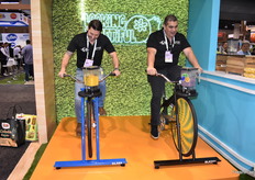 Fietsen om smoothies te maken in de stand van Alpine Fresh.