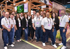 Team CMI Orchards vindt het niet erg om te glimlachen voor een foto.