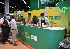 Het is druk bij de avocado toast bar van Avocados From Mexico.