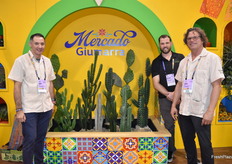 De stand van The Giumarra Companies lijkt op een Mexicaanse markt en is een knipoog naar de wortels van het bedrijf in Zuid-Californië. Van links naar rechts Rudy Ruiz, Dalton Dowhan en Chris Henry van The Giumarra Companies.