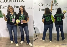 Carmen Placensia en Natalie Macedo juichen op Coastline Family Farms.