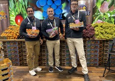 Michael Reimer, Darrin Kirk en Dave Maddux van Brandt Farms Inc. laten een deel van de productlijn van het bedrijf zien.