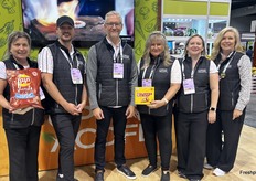 Canuck traktaties zoals ketchup chips en Coffee Crisp repen waren verkrijgbaar in de stand van de Canadian Produce Marketing Association.