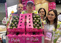 Rudy Uresti en familie bij de Pink By Jade stand.