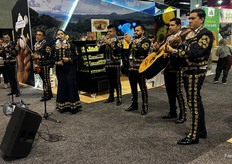 Bezoekers van de beurs werden toegespeeld.