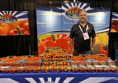 Roger Riehm van Blue Creek Produce achter heel veel tomaten.