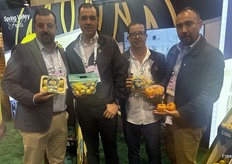 Veel guave bij de stand van Spring Valley Fruit. L-R: Alberto Diaz, Eduardo Gonzalez, Jorge Gomez en Cesar Diaz.
