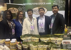 Claire Sakho, Dora Galindo, Clara Shih, Jeremy Tani en Danny Tani van Best Buy Produce International Inc.