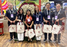 Zane Schwabauer, Alina Nguyen, Amy Nguyen, Dana Lomova, James Nguyen en Benjamin Wei van Dragonberry Produce Inc.