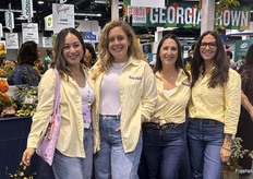 Lourdes Tuason, Alex Jackson, Megan Klemz en Abby McPherson van Frieda's.