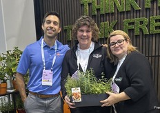 Dylan Sedmak van Ball Horticultural met Betsy McRae en Aimee Andrews van Freeman Herbs Inc.