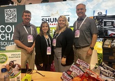 Mark Shuman, Mason Goolsby, Erin Waters en John Shuman van Shuman Farms.