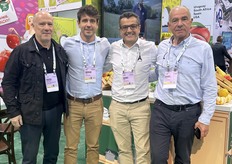 Rafael Perucho Manez van Kaki Ribbera Del Xuquer (L) met het team van Interfel.