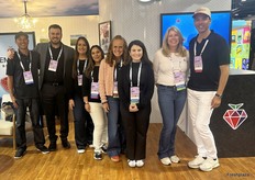 Chaz Yamamoto, Trent Etchandy, Mandy Holland, Maria Rodriguez, Marcia Marble, Paola Martin, Michelle Deleissegues en Guillermo Ortiz Lau van GEM-Pack Berries.