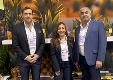 Andreas Ensrud, Tabata Carbajal en Carlos Granda van Chestnut Hill Farms LLC.