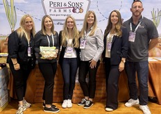 Denise Fischer, Mindy Vanvleck, Samantha Young, Monique Blajos, Jessica Peri en Joe Bowers van Peri & Sons Farms.