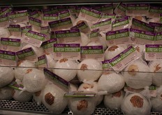 Verse kokosnoten met rietje