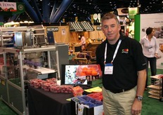 Eric Leerdam van Sorma met de punnet in half folie en net