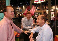 Mark Versluis met zaadveredelaars van Enza: Arnold Reijers en