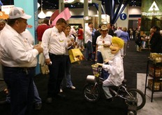 Bij de buren reed een robot op een fiets. Hij zorgde voor veel aandacht