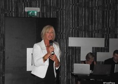 Rachel White van de organisatie heet iedereen hartelijk welkom