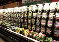 Slasoorten die uit kassen van Urban Farming New York komen. Meeste prijzen zijn 3,99 per pound (450 gram)