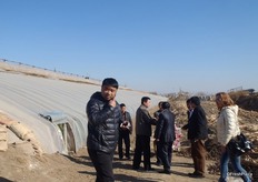 De eigenaar van de kas heet ons welkom