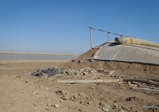 De muren van aarde slaan warmte op. Die komt in de nacht vrij, wanneer de temperatuur daalt.