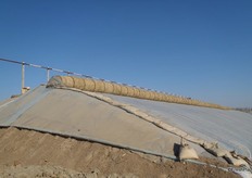 De matten van stro kunnen in de nacht naar beneden gerold worden om de warmte binnen te houden