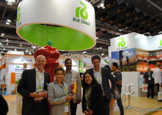 Jan Doldersum, Frances Tolson (Australië), H.P. Doddamani (India), Rara Dewayanti (Indonesië) en Johan Vis van Rijk Zwaan. Zij presenteerden de Sweet Palermo. Er werd niet alleen gezocht naar exportmogelijkheden, maar ook naar lokale partners. Verder was er een kok aanwezig, die sla verwerkte in zijn warme gerechten. Dit wordt in Azië veel gedaan en Rijk Zwaan heeft rassen welke de bite blijven behouden. Ook hebben ze een breed assortiment aan tomaten gepresenteerd om te laten zien wat er allemaal mogelijk is.