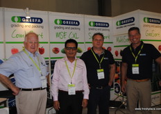 Trevor Arbuckle (Australia), DM Gandhi (India), Dick van de Kop en Dick Verkade van Greefa grading and packing.