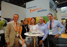 Leon Hooghart en Jan van Kessel met in het midden de eigenaren van Mackays (Australia). Dit is een nieuwe samenwerking voor BG Door & De Laat Koudetechniek.