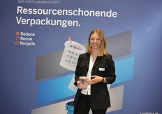 Lea Middendorf van Pöppelmann toont de 'Gittereimer' voor tomaten en andere kleine AGF-producten. 