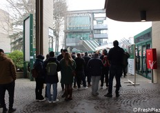 Het vernieuwde format van Sana Food, de beurs rond gezonde voeding en duurzame en gecontroleerde voedselketens in het Italiaanse Bologna, werd voorzien van een nieuwe locatie in Paviljoen 18, en dus ook een nieuwe ingang. De toestroom van bezoekers was goed, mede dankzij de opening op zondagochtend (23 februari 2025) en de gelijktijdige Slow Wine Fair.
