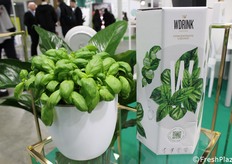 Het innovatieve product stimuleert de creativiteit van chef-koks om onvergetelijke culinaire ervaringen te bieden. Het aromatische water bevat geen additieven, conserveringsmiddelen of alcohol, is puur en volledig natuurlijk, zacht en niet-agressief, en kan daarom ook op de huid worden verstoven om te profiteren van de natuurlijke actieve ingrediënten van de plant.